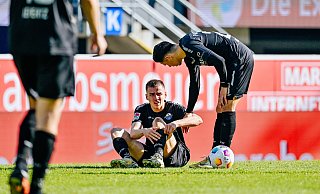 Filip Bilbija (l.), der hier im Heimspiel gegen Magdeburg angeschlagen auf dem Rasen sitzt, droht eine Zwangspause. - Besim Mazhiqi Filip Bilbija (l.), der hier im Heimspiel gegen Magdeburg angeschlagen auf dem Rasen sitzt, droht eine Zwangspause. - Besim Mazhiqi