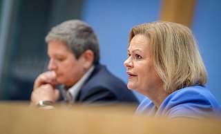 Innenministerin Nancy Faeser und BSI-Präsidentin Claudia Plattner bei der Vorstellung des BSI-Lageberichts. - Kay Nietfeld/dpa Innenministerin Nancy Faeser und BSI-Präsidentin Claudia Plattner bei der Vorstellung des BSI-Lageberichts. - Kay Nietfeld/dpa