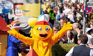 Zur Paderborner Karnevalsparade kommen jährlich mehrere Tausend Menschen. - Niklas Tüns Zur Paderborner Karnevalsparade kommen jährlich mehrere Tausend Menschen. - Niklas Tüns