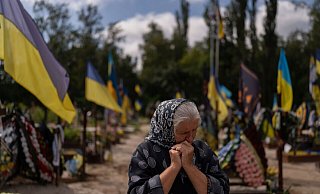 Eine Frau trauert in Kiew am Grab ihres jüngsten Sohnes, der im Krieg gegen Russland getötet wurde. - Jae C. Hong/AP/dpa Eine Frau trauert in Kiew am Grab ihres jüngsten Sohnes, der im Krieg gegen Russland getötet wurde. - Jae C. Hong/AP/dpa