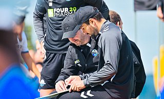 Trainer Ralf Kettemann (rechts) und Co-Trainer Pit Reimers (links) besprechen die Taktik für das nächste Spiel. - BESIM MAZHIQI Trainer Ralf Kettemann (rechts) und Co-Trainer Pit Reimers (links) besprechen die Taktik für das nächste Spiel. - BESIM MAZHIQI