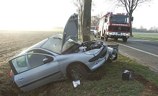 Dieser Peugeot landete Samstagmorgen auf der Eikeler Straße zwischen Alswede und Blasheim im Straßengraben. - Karsten Schulz Dieser Peugeot landete Samstagmorgen auf der Eikeler Straße zwischen Alswede und Blasheim im Straßengraben. - Karsten Schulz