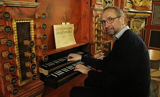 Dekanatskirchenmusiker Jörg Kraemer spielte die Corveyer Abteiorgel im festlichen Weihegottesdienst. - Burkhard Battran Dekanatskirchenmusiker Jörg Kraemer spielte die Corveyer Abteiorgel im festlichen Weihegottesdienst. - Burkhard Battran