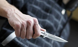 Ein 20-Jähriger wurde am Samstagabend von einem Unbekannten mit einem Messer verletzt. Die Polizei sucht Zeugen. - dpa/Symbolbild Ein 20-Jähriger wurde am Samstagabend von einem Unbekannten mit einem Messer verletzt. Die Polizei sucht Zeugen. - dpa/Symbolbild
