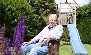 Klaus Korfsmeier im Garten seines Hauses in Enger. Am 12. August feiert der ehemalige Gemeindedirektor und Bürgermeister Hiddenhausens seinen 80. Geburtstag - Björn Kenter Klaus Korfsmeier im Garten seines Hauses in Enger. Am 12. August feiert der ehemalige Gemeindedirektor und Bürgermeister Hiddenhausens seinen 80. Geburtstag - Björn Kenter