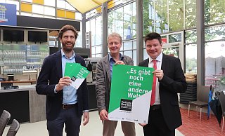 Dominik Dorff (Creditreform), Michael Scholz, künstlerischer Leiter der Poetischen Quellen, und Sascha Lißt (Stiftung Sparkasse Herford) stellen das Programm vor. - Judith Gladow Dominik Dorff (Creditreform), Michael Scholz, künstlerischer Leiter der Poetischen Quellen, und Sascha Lißt (Stiftung Sparkasse Herford) stellen das Programm vor. - Judith Gladow