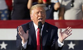 US-Präsident Donald Trump, hier bei einem Wahlkampfauftritt in Florida, hat bereits mehrfach das System der Briefwahl angezweifelt. - Picture Alliance US-Präsident Donald Trump, hier bei einem Wahlkampfauftritt in Florida, hat bereits mehrfach das System der Briefwahl angezweifelt. - Picture Alliance