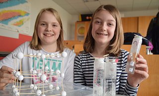 Mara (l.) und Sarah haben in ihrem Experiment Kristalle gezüchtet. - Mareike Patock Mara (l.) und Sarah haben in ihrem Experiment Kristalle gezüchtet. - Mareike Patock