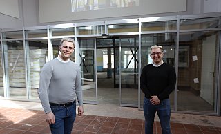 Orhan Bro (l.) und Dimitrij Nikulicev vor ihrem neuen Bioladen im Bahnhof - im August soll Eröffnung sein. - Nicole Sielermann Orhan Bro (l.) und Dimitrij Nikulicev vor ihrem neuen Bioladen im Bahnhof - im August soll Eröffnung sein. - Nicole Sielermann