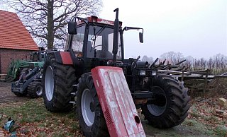 Die Polizei Minden-Lübbecke entdeckte vier mutmaßlich gestohlene Traktoren auf dem Gehöft in Levern. - Polizei Minden-Lübbecke Die Polizei Minden-Lübbecke entdeckte vier mutmaßlich gestohlene Traktoren auf dem Gehöft in Levern. - Polizei Minden-Lübbecke