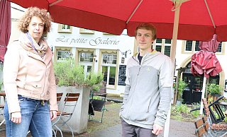 Bettina Lichte, Leitung der Frühschicht, und Juniorchef Malte Ewers von der Kleinen Galerie hoffen zum Start auf gutes Wetter. - Holger Kosbab Bettina Lichte, Leitung der Frühschicht, und Juniorchef Malte Ewers von der Kleinen Galerie hoffen zum Start auf gutes Wetter. - Holger Kosbab