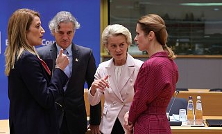 EU-Parlamentspräsidentin Roberta Metsola (v.l.), Sloweniens Ministerpräsident Robert Golob sowie EU-Kommissionspräsidentin Ursula von der Leyen und die estnische Ministerpräsidentin Kaja Kallas auf dem EU-Gipfel in Brüssel. - Olivier Matthys/AP/dpa EU-Parlamentspräsidentin Roberta Metsola (v.l.), Sloweniens Ministerpräsident Robert Golob sowie EU-Kommissionspräsidentin Ursula von der Leyen und die estnische Ministerpräsidentin Kaja Kallas auf dem EU-Gipfel in Brüssel. - Olivier Matthys/AP/dpa