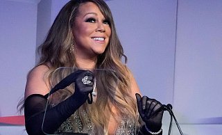 Mariah Carey hat das Rentier gesattelt. - Charles Sykes/Invision/AP/dpa Mariah Carey hat das Rentier gesattelt. - Charles Sykes/Invision/AP/dpa