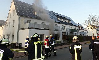 Als die Feuerwehr eintraf, quoll dichter Qualm aus dem Erdgeschoss. - Michaela Bast Als die Feuerwehr eintraf, quoll dichter Qualm aus dem Erdgeschoss. - Michaela Bast