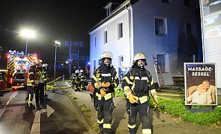 Neben den Kräften der Berufsfeuerwehr war auch der Löschzug Sieker der Freiwilligen Feuerwehr vor Ort. - Barbara Franke Neben den Kräften der Berufsfeuerwehr war auch der Löschzug Sieker der Freiwilligen Feuerwehr vor Ort. - Barbara Franke