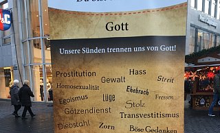 Auf den großen Rollups, mit denen Jesus-t.de in der Innenstadt wirbt, wird Homosexualität mit Mordlust, Betrug und Diebstahl gleichgestellt. "Denn alle haben gesündigt", steht darunter. Viele Glaubensinitiativen nuutzen diese Art der Banner - aus einem ganz bestimmten Grund. - privat Auf den großen Rollups, mit denen Jesus-t.de in der Innenstadt wirbt, wird Homosexualität mit Mordlust, Betrug und Diebstahl gleichgestellt. "Denn alle haben gesündigt", steht darunter. Viele Glaubensinitiativen nuutzen diese Art der Banner - aus einem ganz bestimmten Grund. - privat