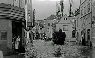 Ein verheerendes Hochwasser hatte die Stadt heimgesucht. Durch die Fluten fuhr ein Lkw. - Archiv Ulrich Stille Ein verheerendes Hochwasser hatte die Stadt heimgesucht. Durch die Fluten fuhr ein Lkw. - Archiv Ulrich Stille