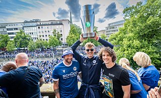 Die Mega-Party der Arminia steigt auf dem Rathausbalkon. - Sarah Jonek Die Mega-Party der Arminia steigt auf dem Rathausbalkon. - Sarah Jonek