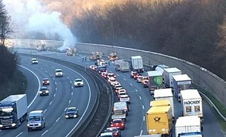 Das Fahrzeug brennt im Hintergrund auf dem Seitenstreifen, ein Löschzug bekämpft die Flammen, die Rettungsgasse der Verkehrsteilnehmer ist vorbildlich. - privat Das Fahrzeug brennt im Hintergrund auf dem Seitenstreifen, ein Löschzug bekämpft die Flammen, die Rettungsgasse der Verkehrsteilnehmer ist vorbildlich. - privat