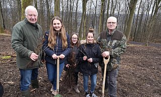 Der Waldbeauftragte der Landwirtschaftsministeriums Cajus Caesar (von links) mit den Schülerinnen Sophia, Nina und Samantha sowie Sponsor Alain Paul, der insgesamt 2.500 Setzlinge Traubeneichen, Buchen und Küstentannen zur Verfügung stellte. - Hermann Ludwig Der Waldbeauftragte der Landwirtschaftsministeriums Cajus Caesar (von links) mit den Schülerinnen Sophia, Nina und Samantha sowie Sponsor Alain Paul, der insgesamt 2.500 Setzlinge Traubeneichen, Buchen und Küstentannen zur Verfügung stellte. - Hermann Ludwig
