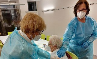 Die 90-jährige Margarete Frieler und Bewohnerbeiratsvorsitzende ließ sich als Erste im Evangelischen Martinstift von Annegret Dersidan (l.) impfen. Rechts im Bild steht ihr Pflegedienstleitung Regina Wegener zur Seite. - Evangelisches Martinstift Die 90-jährige Margarete Frieler und Bewohnerbeiratsvorsitzende ließ sich als Erste im Evangelischen Martinstift von Annegret Dersidan (l.) impfen. Rechts im Bild steht ihr Pflegedienstleitung Regina Wegener zur Seite. - Evangelisches Martinstift