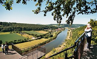 Der Skywalk bei Beverungen ist ein beliebtes Ausflugsziel. Besonders bei schönem Wetter. Am Wochenende können Besucher die Gelegenheit noch ohne Baustelle nutzen. - Stadt Beverungen Der Skywalk bei Beverungen ist ein beliebtes Ausflugsziel. Besonders bei schönem Wetter. Am Wochenende können Besucher die Gelegenheit noch ohne Baustelle nutzen. - Stadt Beverungen
