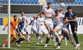 SCP-Akteur Santiago Castaneda (r.) kommt nach einer Ecke zum Kopfball, doch sein Versuch verfehlt das Gehäuse der Gäste aus Leeds. - Oliver Krato SCP-Akteur Santiago Castaneda (r.) kommt nach einer Ecke zum Kopfball, doch sein Versuch verfehlt das Gehäuse der Gäste aus Leeds. - Oliver Krato