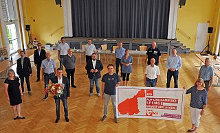 Bei der SPD-Stadtwahlkreiskonferenz wurde der amtierende Bürgermeister Bernd Dumcke (vorne 2.v.l.) als Bürgermeisterkandidat für die anstehende Kommunalwahl gewählt, ebenso die Ratskandidaten. - STEFANIE BOSS Bei der SPD-Stadtwahlkreiskonferenz wurde der amtierende Bürgermeister Bernd Dumcke (vorne 2.v.l.) als Bürgermeisterkandidat für die anstehende Kommunalwahl gewählt, ebenso die Ratskandidaten. - STEFANIE BOSS