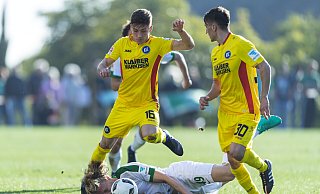 Im Januar 2017 kamen Marvin Mehlem (l.), der hier über den Bremer Jesper Verlaat springt, und sein Bruder Marcel (r.) für den KSC im Testspiel gegen Werder Bremen zum Einsatz. In einem Profi-Pflichtspiel standen die Brüder aber nie gemeinsam auf dem Platz. Am Samstag steigt in Paderborn nun das erste Duell zwischen den beiden Mehlems. - picture alliance / GES/Helge Prang Im Januar 2017 kamen Marvin Mehlem (l.), der hier über den Bremer Jesper Verlaat springt, und sein Bruder Marcel (r.) für den KSC im Testspiel gegen Werder Bremen zum Einsatz. In einem Profi-Pflichtspiel standen die Brüder aber nie gemeinsam auf dem Platz. Am Samstag steigt in Paderborn nun das erste Duell zwischen den beiden Mehlems. - picture alliance / GES/Helge Prang