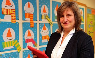Petra Vogel-Deutsch, mit Tablet vor winterlichen Kunstwerken ihrer Schüler, leitet seit genau 212 Tagen den Grundschulverbund Wellensiek-Hoberge-Uerentrup. Digitalisierung ist ein Thema, um das sie sich zukünftig verstärkt kümmern will. - Wolfgang Rudolf Petra Vogel-Deutsch, mit Tablet vor winterlichen Kunstwerken ihrer Schüler, leitet seit genau 212 Tagen den Grundschulverbund Wellensiek-Hoberge-Uerentrup. Digitalisierung ist ein Thema, um das sie sich zukünftig verstärkt kümmern will. - Wolfgang Rudolf
