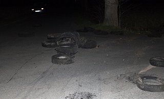 Gefährlich: Unbekannte lagerten eine Vielzahl von Altreifen auf einer unbeleuchteten Kreuzung in Alt-Espelkamp ab. - Polizei Minden-Lübbecke Gefährlich: Unbekannte lagerten eine Vielzahl von Altreifen auf einer unbeleuchteten Kreuzung in Alt-Espelkamp ab. - Polizei Minden-Lübbecke