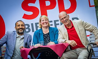 Das Spitzen-Trio der Bielefelder SPD: (v.l.) Ratsfraktionschef Riza Öztürk, Unterbezirksvorsitzende und Bundestagsabgeordnete Wiebke Esdar und Oberbürgermeister-Kandidat Ingo Nürnberger. - Sarah Jonek Das Spitzen-Trio der Bielefelder SPD: (v.l.) Ratsfraktionschef Riza Öztürk, Unterbezirksvorsitzende und Bundestagsabgeordnete Wiebke Esdar und Oberbürgermeister-Kandidat Ingo Nürnberger. - Sarah Jonek