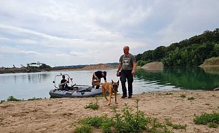 Mit Spürhunden wurde am Montag nach den beiden Vermissten gesucht - ohne Erfolg. - Ilja Regier Mit Spürhunden wurde am Montag nach den beiden Vermissten gesucht - ohne Erfolg. - Ilja Regier