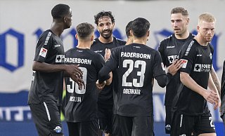 SCP-Angreifer Adriano Grimaldi (3. v. l.) hat soeben zum 1:0 in Magdeburg getroffen und nimmt die Glückwünsche seiner Teamkollegen (v. l.) Ilyas Ansah, Florent Muslija, Raphael Obermair, Felix Platte und Kai Klefisch entgegen. - dpa SCP-Angreifer Adriano Grimaldi (3. v. l.) hat soeben zum 1:0 in Magdeburg getroffen und nimmt die Glückwünsche seiner Teamkollegen (v. l.) Ilyas Ansah, Florent Muslija, Raphael Obermair, Felix Platte und Kai Klefisch entgegen. - dpa