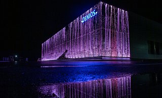 Durch die LED-Leuchten lassen sich an der Denios Fassade eine Million Farben in Rot, Grün, Blau und Weiß erzeugen. - Lino Mirgeler Durch die LED-Leuchten lassen sich an der Denios Fassade eine Million Farben in Rot, Grün, Blau und Weiß erzeugen. - Lino Mirgeler