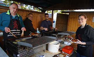 Kartoffelpuffer sind ebenfalls wieder ein Renner beim Bürener Kartoffelmarkt. Angeboten werden sie von der Laienspielschar aus Siddinghausen. Hubert Vollmer Erik van Alpen (v. l.), Marvin Rachner und rechts Miriam Brunnert managen den Verkauf. - Büttner Kartoffelpuffer sind ebenfalls wieder ein Renner beim Bürener Kartoffelmarkt. Angeboten werden sie von der Laienspielschar aus Siddinghausen. Hubert Vollmer Erik van Alpen (v. l.), Marvin Rachner und rechts Miriam Brunnert managen den Verkauf. - Büttner
