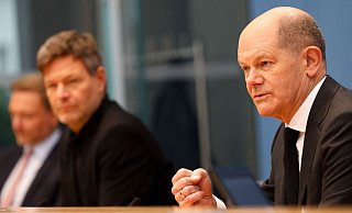 Olaf Scholz (v.r.), Robert Habeck und Christian Lindner stellen den Fragen der Medien. - AFP Olaf Scholz (v.r.), Robert Habeck und Christian Lindner stellen den Fragen der Medien. - AFP