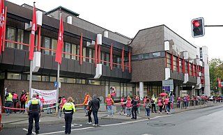 Was die Gewerkschaften für die Mitarbeiter der Sparkasse auch mit Druck - wie hier durch einen Warnstreik am 28. Septemberin Herford - ausgehandelt haben, kommt auch den Vorständen zugute. - Frank-Michael Kiel-Steinkamp Was die Gewerkschaften für die Mitarbeiter der Sparkasse auch mit Druck - wie hier durch einen Warnstreik am 28. Septemberin Herford - ausgehandelt haben, kommt auch den Vorständen zugute. - Frank-Michael Kiel-Steinkamp