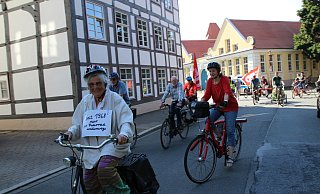 Trotz Corona finden sich rund 150 Teilnehmender zur diesjährigen Rad-Demo in Herford zusammen. - Jan-Henrik Gerdener Trotz Corona finden sich rund 150 Teilnehmender zur diesjährigen Rad-Demo in Herford zusammen. - Jan-Henrik Gerdener