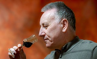 Janusch Brodnicki hat schon immer gerne Dinge kreiert und entwickelt. Seit einigen Jahren liegt sein Hauptaugenmerk dabei auf Likören. - Stefan Derschum Janusch Brodnicki hat schon immer gerne Dinge kreiert und entwickelt. Seit einigen Jahren liegt sein Hauptaugenmerk dabei auf Likören. - Stefan Derschum