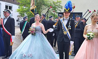 Finn und Marion Nolte bezaubern als Königspaar in Lütgeneder. - Nicole Kuper Finn und Marion Nolte bezaubern als Königspaar in Lütgeneder. - Nicole Kuper