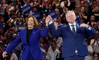 Erstmals seit ihrer Nominierung als demokratisches Kandidatenduo für die Präsidentenwahl wollen Kamala Harris und Tim Walz ein Interview geben. (Archivbild) - Jacquelyn Martin/AP Erstmals seit ihrer Nominierung als demokratisches Kandidatenduo für die Präsidentenwahl wollen Kamala Harris und Tim Walz ein Interview geben. (Archivbild) - Jacquelyn Martin/AP