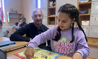 Konzentriert bei der Sache: Kayla arbeitet an ihrem Platz mit einem Puzzle und ist gut angekommen in ihrer neuen Klasse an der Mamre-Patmos-Schule. Das freut ihren Papa Fatih Dogan sehr. - Ivonne Michel Konzentriert bei der Sache: Kayla arbeitet an ihrem Platz mit einem Puzzle und ist gut angekommen in ihrer neuen Klasse an der Mamre-Patmos-Schule. Das freut ihren Papa Fatih Dogan sehr. - Ivonne Michel