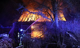 Das Nebengebäude eines landwirtschaftlichen Anwesen am Uffelner Weg in Möllbergen stand bei Eintreffen der Feuerwehr in Vollbrand. - Feuerwehr Porta/Michael Horst Das Nebengebäude eines landwirtschaftlichen Anwesen am Uffelner Weg in Möllbergen stand bei Eintreffen der Feuerwehr in Vollbrand. - Feuerwehr Porta/Michael Horst