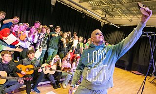 Frontmann Chris Harms von der deutschen ESC-Band Lord Of The Lost in der deutsch-britischen St. Hildas High School. - Peter Kneffel/dpa Frontmann Chris Harms von der deutschen ESC-Band Lord Of The Lost in der deutsch-britischen St. Hildas High School. - Peter Kneffel/dpa