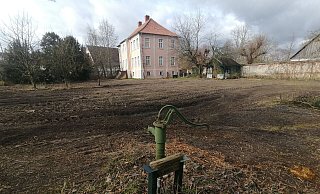 Vom ehemaligen Garten am Heising-Palais in Rheda-Wiedenbrück im Kreis Gütersloh, auch Witwenpalais genannt (hinten), ist außer einer alten Handwasserpumpe und Bäumen nicht mehr viel zu sehen. - Marion Pokorra-Brockschmidt Vom ehemaligen Garten am Heising-Palais in Rheda-Wiedenbrück im Kreis Gütersloh, auch Witwenpalais genannt (hinten), ist außer einer alten Handwasserpumpe und Bäumen nicht mehr viel zu sehen. - Marion Pokorra-Brockschmidt