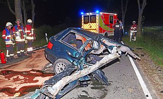 In zwei Teile gerissen wurde ein Audi A4 bei einem Verkehrsunfall auf der Dörenhagener Straße (K2) in Höhe Schloß Hamborn. - Ralph Meyer In zwei Teile gerissen wurde ein Audi A4 bei einem Verkehrsunfall auf der Dörenhagener Straße (K2) in Höhe Schloß Hamborn. - Ralph Meyer