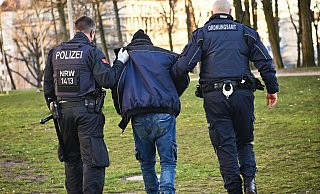 Die Soko Innenstadt und die Stadtwache (Team von Polizei und Ordnungsamt) nahmen sich jetzt mehrere Drogendealer vor. - Symbolfoto: Barbara Franke Die Soko Innenstadt und die Stadtwache (Team von Polizei und Ordnungsamt) nahmen sich jetzt mehrere Drogendealer vor. - Symbolfoto: Barbara Franke