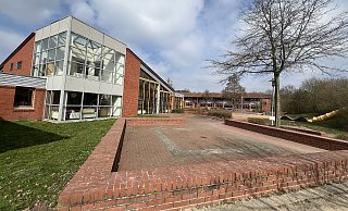 In der früheren Grundschule im Erlengrund in der Gabelhorst ist auch das Nachbarschaftszentrum beheimatet. - Kirsten Tirre In der früheren Grundschule im Erlengrund in der Gabelhorst ist auch das Nachbarschaftszentrum beheimatet. - Kirsten Tirre