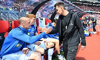 FCN-Coach Miroslav Klose klatscht am 19. April 2025 vor dem Paderborner Gastspiel in Nürnberg mit den SCP-Ersatzspielern (v. l.) Sven Michel und Laurin Curda ab. - Picture Alliance FCN-Coach Miroslav Klose klatscht am 19. April 2025 vor dem Paderborner Gastspiel in Nürnberg mit den SCP-Ersatzspielern (v. l.) Sven Michel und Laurin Curda ab. - Picture Alliance